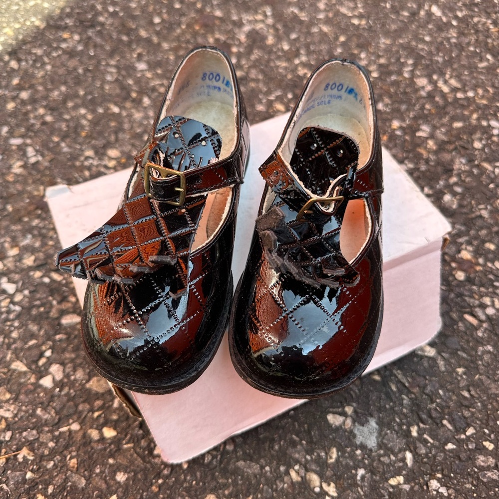 Kids walking shoes. Patent leather. Size 8c